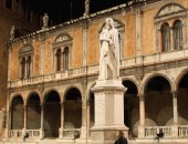 Cheap flights to Verona: Verona statue
