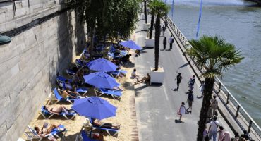 Paris sets up artificial beaches along the Seine