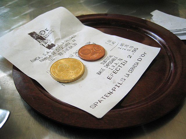 деньги чаевые. сколько чаевые в молодых ножах. чаевые официанту чеком в америке. чек в ресторане с чаевыми. чаевые в америке чек.