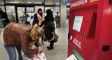 Print your own ‘Welcome Home’ banner at Schiphol Airport
