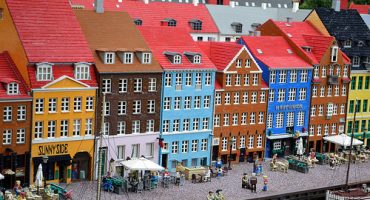Travel through objects: LEGO