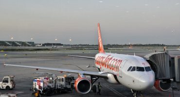 EasyJet to close airport check-in desks