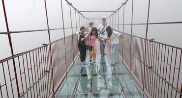 New glass-bottom bridge opens in China