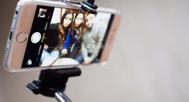 Selfie sticks banned at some US attractions