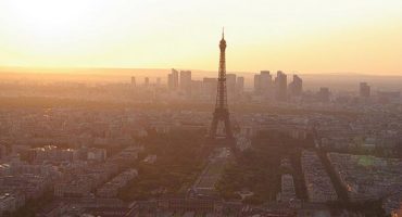 Paris bans car traffic to stop city smog