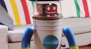 HitchBOT, the hitchhiking robot, loses its head in USA